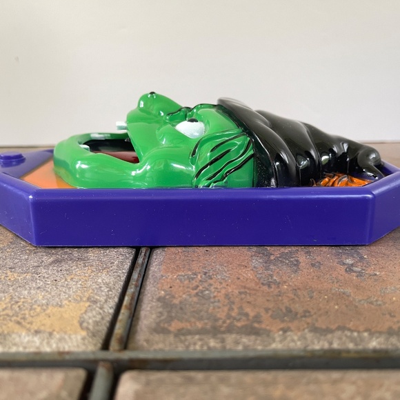 Gemmy cackling talking eye flickering witch with spider tongue door knocker - Picture 5 of 7